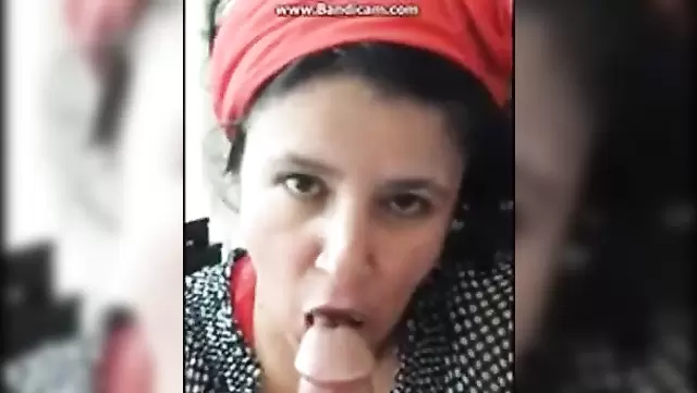 زوجة متزوجة بتتلذذ بمص من جارها.