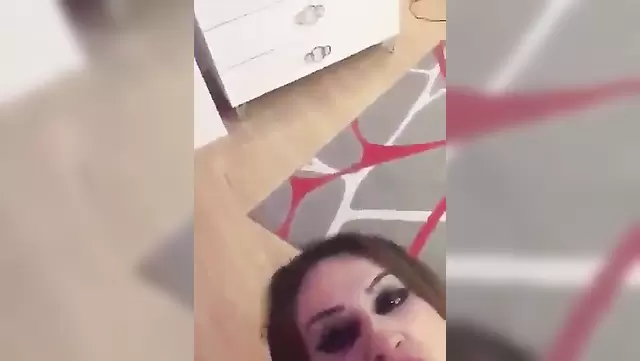 امرأة أذربيجانية تمص زب زميلها في الشغل.