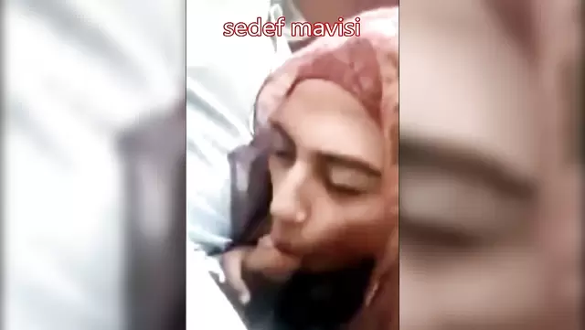 زوجة مراهقة محجبة تمص زب واحد على منظر البحيرة.