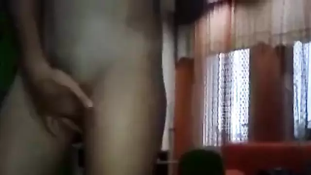 أذربيجانية مبلولة بتغري صاحبتها عشان ينيكها.
