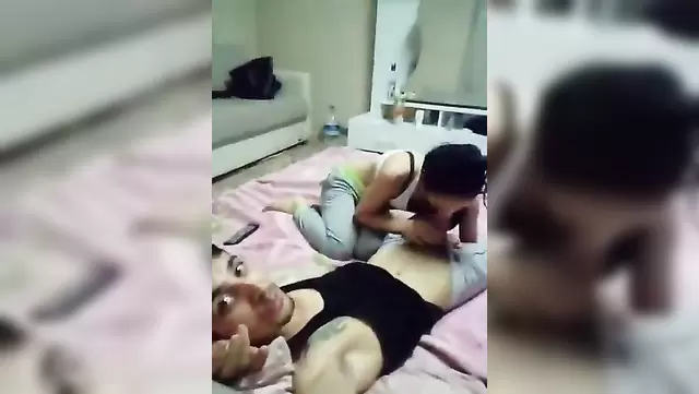 مراهقة نحيفة تمص صاحبها عالكاميرا